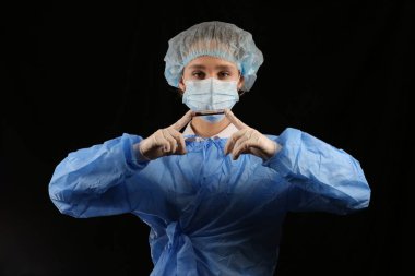 Bir hemşire, üzerinde koronavirüs pozitif kan örneği olan bir test tüpü tutuyor. 2021 salgını. Coronavirüs 'ü durdurun. COVID-19. Koronavirüs aşısı. Karantinaya alın. Avrupa 'da koronavirüs, dünya.