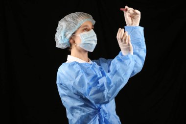 Bir hemşire, üzerinde koronavirüs pozitif kan örneği olan bir test tüpü tutuyor. 2021 salgını. Coronavirüs 'ü durdurun. COVID-19. Koronavirüs aşısı. Karantinaya alın. Avrupa 'da koronavirüs, dünya.