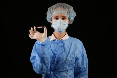 Bir hemşire, üzerinde koronavirüs pozitif kan örneği olan bir test tüpü tutuyor. 2021 salgını. Coronavirüs 'ü durdurun. COVID-19. Koronavirüs aşısı. Karantinaya alın. Avrupa 'da koronavirüs, dünya.