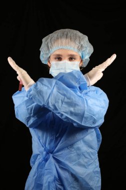 Hemşire, doktor koronavirüsü durdurma işaretini gösterir. 2021 salgını. Coronavirüs 'ü durdurun. COVID-19. Karantinaya alın. Avrupa 'da koronavirüs, dünya. Coronavirus aşısı