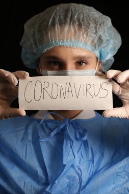 Hemşire, doktor CORONAVIRUS yazılı bir kamusal kart tutuyor. 2021 salgını. Coronavirüs 'ü durdurun. COVID-19. Karantinaya alın. Avrupa 'da koronavirüs, dünya. Coronavirus aşısı