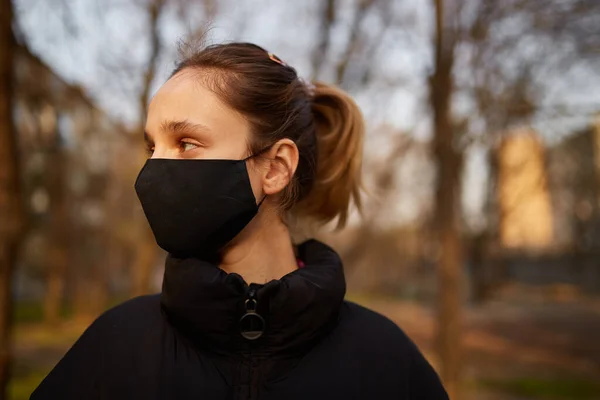 Una Ragazza Con Una Giacca Nera Una Maschera Medica Nera — Foto Stock