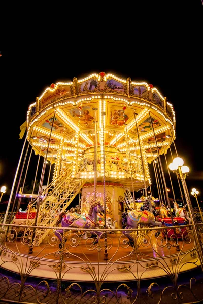 Akşamları ve akşamları lunaparktaki çocuk atlıkarıncasında. Geceleyin eğlence parkı. Lunapark, arka plan için resim.