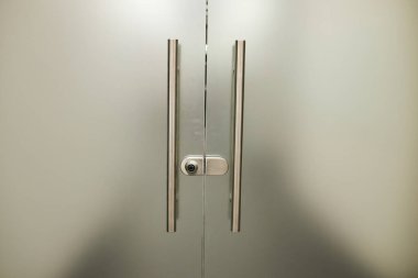 Metal saplı cam kaplı kapı. Cam kapı. Buzlu cam arka plan