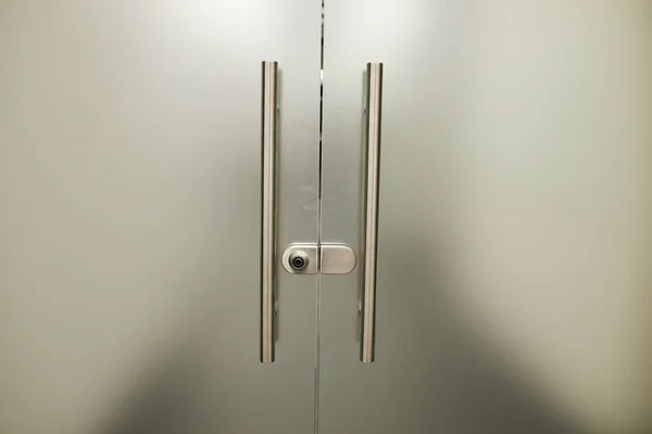 Metal saplı cam kaplı kapı. Cam kapı. Buzlu cam arka plan