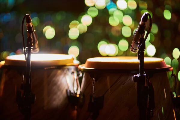 打楽器のためのドラム手で演奏するためのドラムボケの背景にマイク付きのドラム — ストック写真