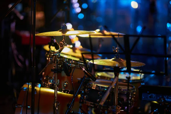 Bekkens Voor Percussie Bekkens Met Microfoons Een Bokeh Achtergrond — Stockfoto