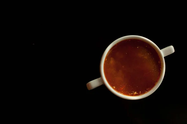 Borscht Vermelho Uma Tigela Branca Isolada Fundo Preto Sopa Beterraba — Fotografia de Stock