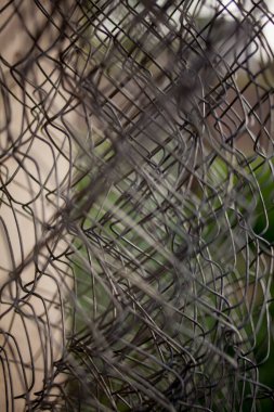 Bükülmüş ağ. Kaynaklı tel örgü, arka planda bükülmüş. Çit gerilmiş ağ arka planı. örgü yakın plan fotoğraf