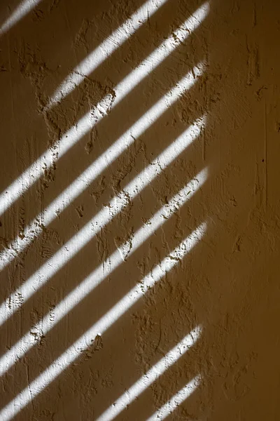 Ombre Des Stores Sur Mur Avec Plâtre Minces Lignes Lumière — Photo