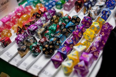 Zar oyunu. Masa oyunları için kemikler, alışılmadık oyun zarları. Masa oyunları için renkli kemikler. sayılı zarlar