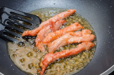 Eti şeritler kızarmış