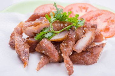 beyaz susam ile kızarmış domuz eti