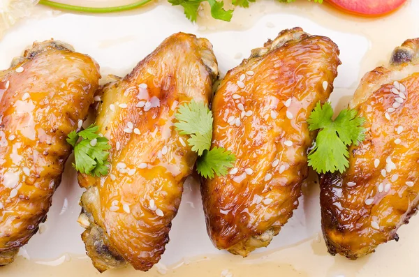 Gegrillte Chicken Wings und Gemüse — Stockfoto
