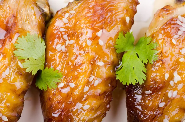 Gegrillte Chicken Wings und Gemüse — Stockfoto