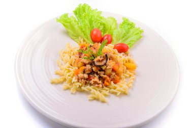 et, domates sosu ve sebze ile makarna