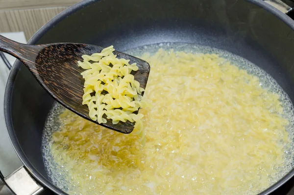 Hervir los macarrones en una olla — Foto de Stock