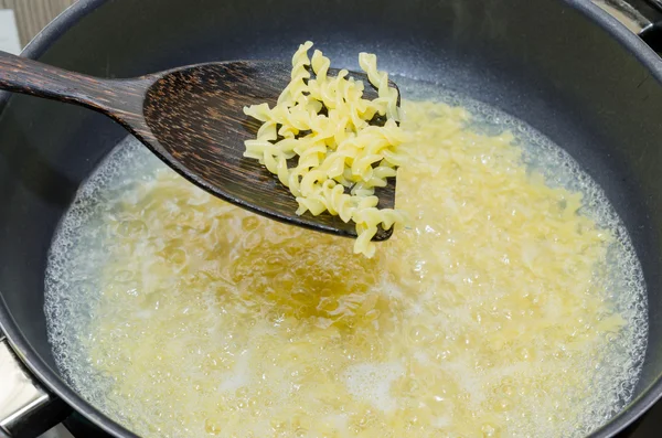 Hervir los macarrones en una olla — Foto de Stock