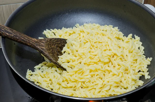 Hervir los macarrones en una olla — Foto de Stock