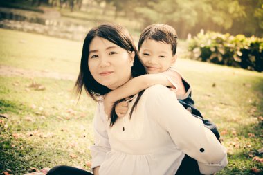 mutlu bir aile eğleniyor.