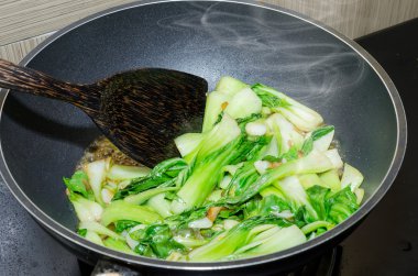 Kızarmış sebze karıştırın