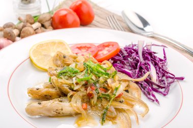 Kızarmış balık ve chili sos