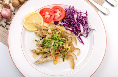 Kızarmış balık ve chili sos