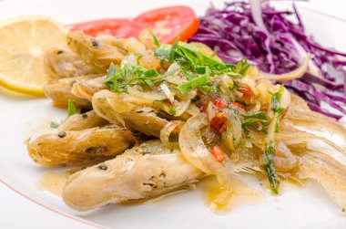 Kızarmış balık ve chili sos