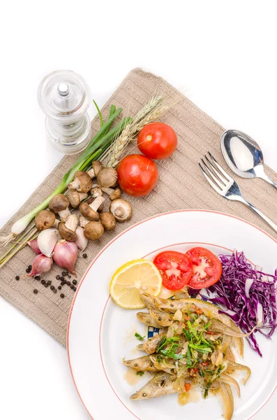 Gebratener Fisch und Chilisoße — Stockfoto