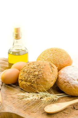 Tahtada taze ekmek ve buğday