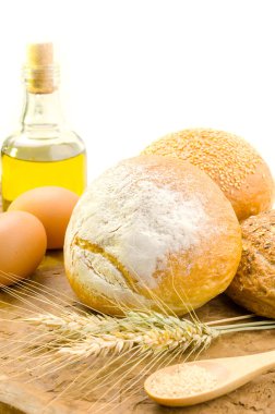 Tahtada taze ekmek ve buğday