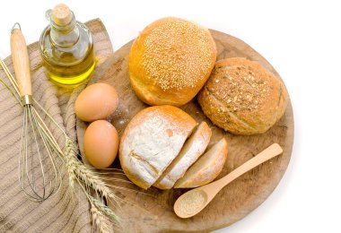 Tahtada taze ekmek ve buğday