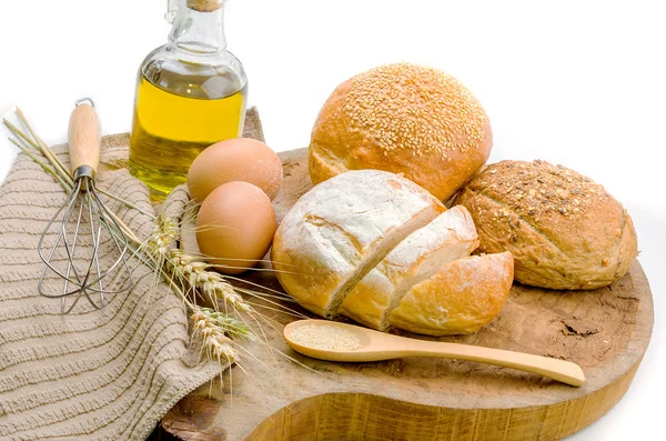 Pane fresco e grano sul legno — Foto Stock