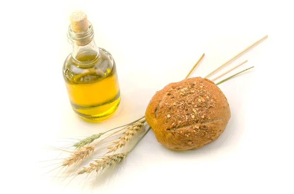 Pane fresco e grano su bianco — Foto Stock