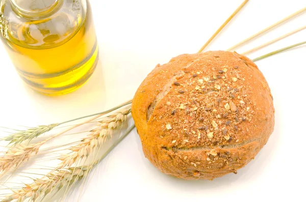 Ferskt brød og hvete på hvitt – stockfoto