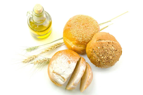 Pane fresco e grano su bianco — Foto Stock