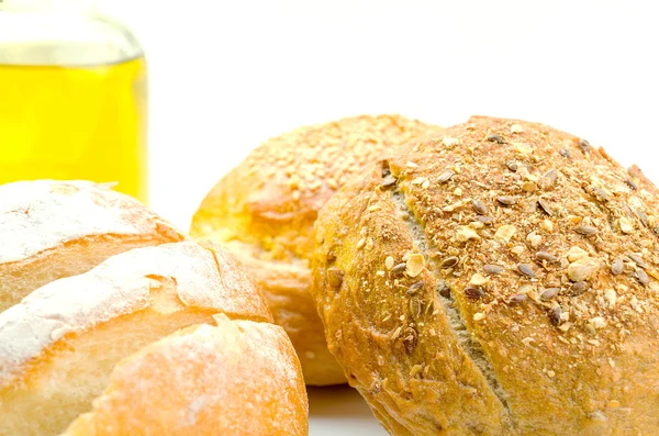 Pane fresco e grano su bianco — Foto Stock