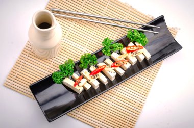 Gochujang ve susam yağı ile ipeksi tofu 