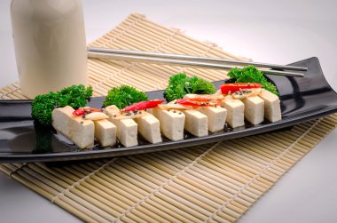 Gochujang ve susam yağı ile ipeksi tofu 