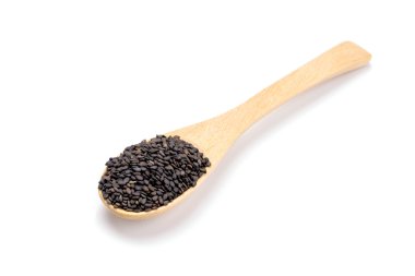 tahta kaşık üzerinde siyah susam yığını 