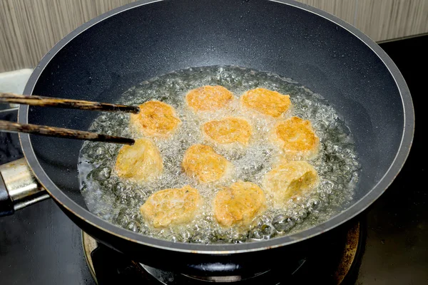 Crispy Prawn Rolls or Deep fried shrimp rolled, — Stock Photo, Image