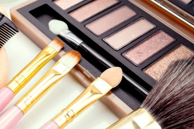 tutucu ve kozmetik makyaj fırçaları 