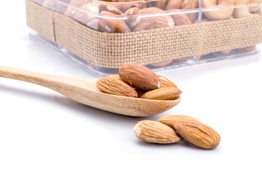 Tahta kaşık içinde çeşitli fındık 