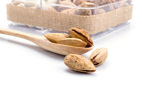 Frutos secos surtidos en cuchara de madera — Foto de Stock