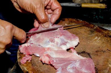 adam mutfakta domuz rostosu pişirme