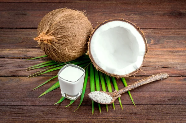 Leche de coco y de coco en vaso — Foto de Stock