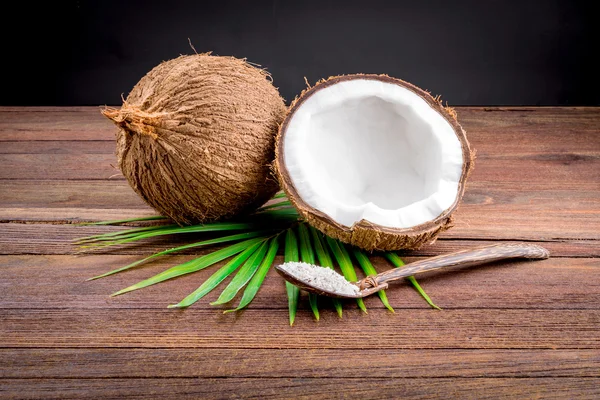 Close up of a coconut and grounded coconut flakes — Stock Photo, Image