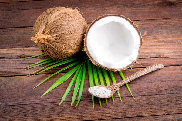 Close up of a coconut and grounded coconut flakes — Stock Photo, Image