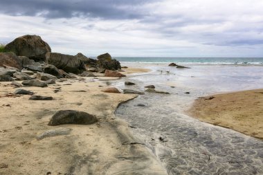 Flakstad plajı Norveç 'in Lofoten adalarında, sörf ve yaz tatili için popüler bir yer. 