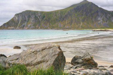 Norveç 'in Lofoten adalarında bulunan Flakstad plajı sörf ve yaz tatili için popüler bir yerdir. 